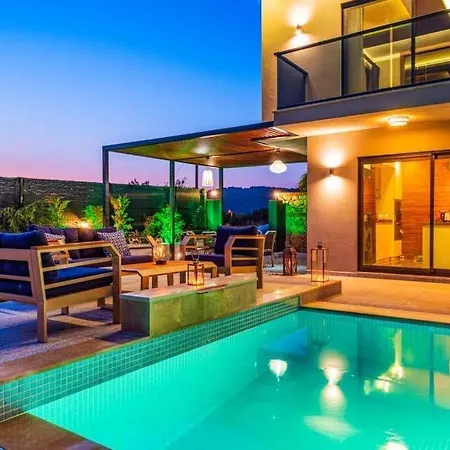 Villa Sleeps 8 With Pool Air Con And Wifi