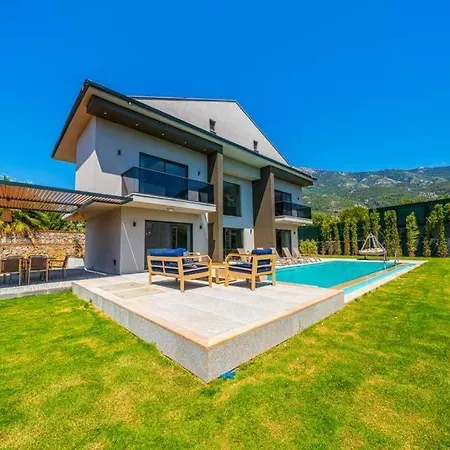 Sleeps 8 With Pool Air Con And Wifi *