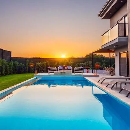 Sleeps 8 With Pool Air Con And Wifi
