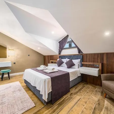 Villa Sleeps 8 With Pool Air Con And Wifi