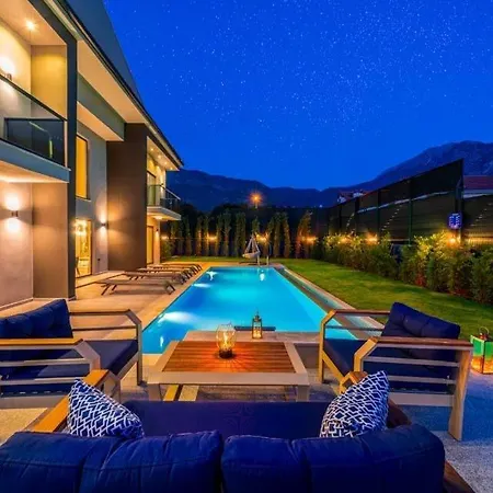 Sleeps 8 With Pool Air Con And Wifi