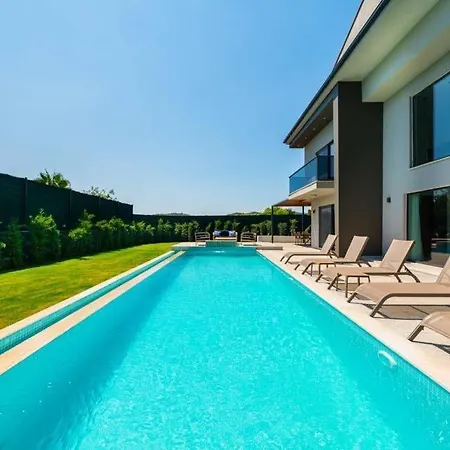 Sleeps 8 With Pool Air Con And Wifi Ovacık