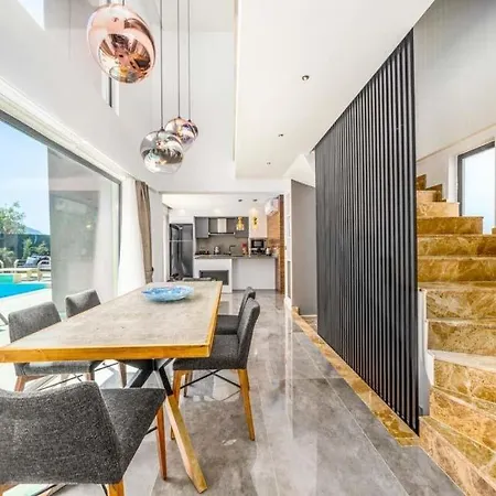 Sleeps 8 With Pool Air Con And Wifi