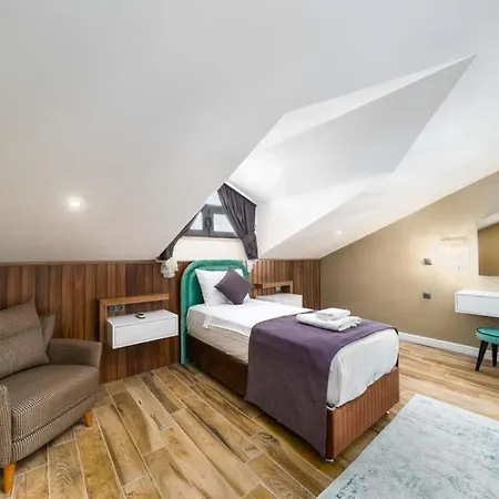 Sleeps 8 With Pool Air Con And Wifi *